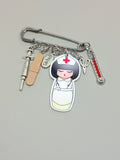 Broche imperdible Kokeshi enfermera