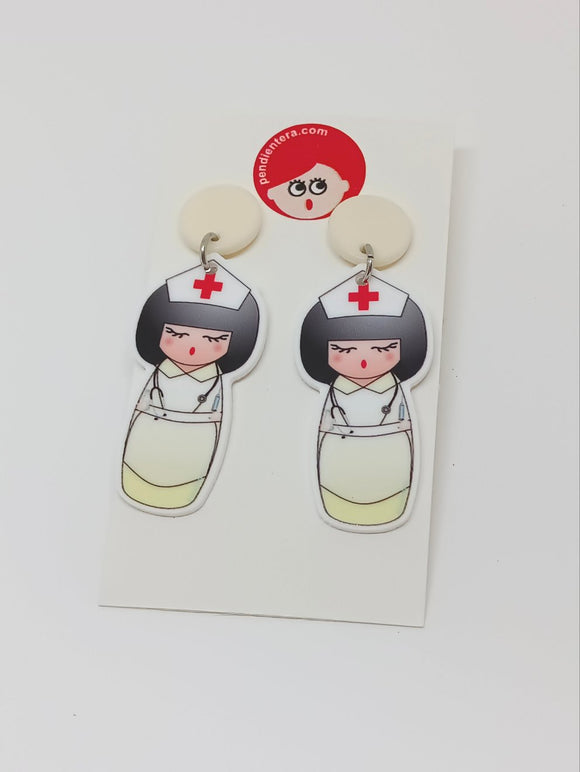 Pendientes Kokeshi enfermera