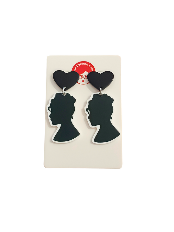 Pendientes Lady Whistledown de Los Bridgerton